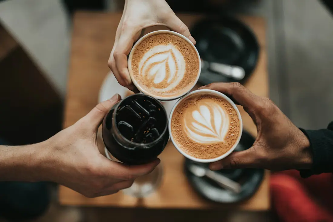 Suasana secangkir kopi hangat untuk cerita awal KOPSOON